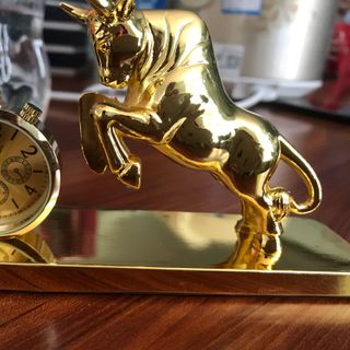 Tượng trâu đồng hồ đặt taplo có nước hoa