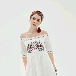 ĐẦM TRẮNG BẸT VAI THÊU HOA