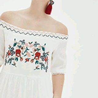 ĐẦM TRẮNG BẸT VAI THÊU HOA