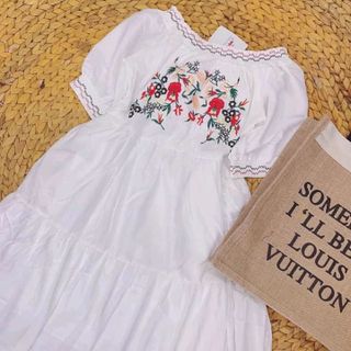 ĐẦM TRẮNG BẸT VAI THÊU HOA