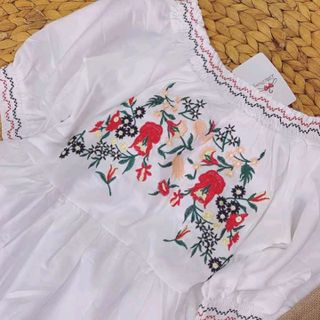 ĐẦM TRẮNG BẸT VAI THÊU HOA