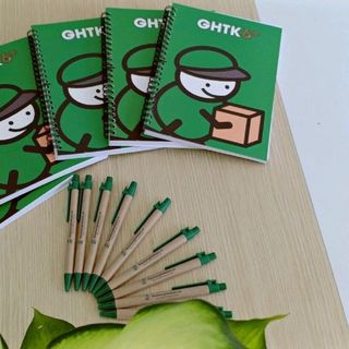 sổ lò xo và bút bi thân thiện môi trường