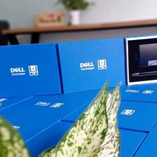 bút kí và hộp đựng namecard