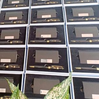 bút kí và hộp đựng namecard