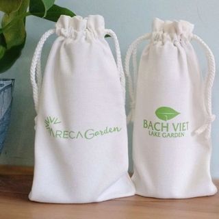 chai nước thủy tinh có dây và túi vải bố oin logo