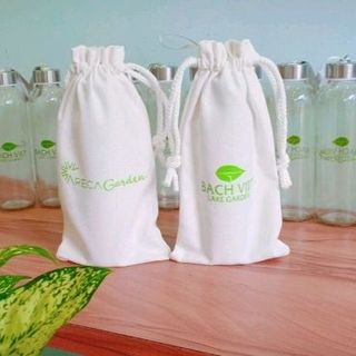 chai nước thủy tinh có dây và túi vải bố oin logo