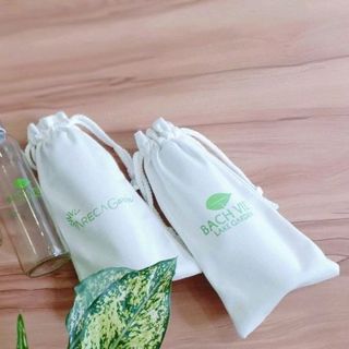 chai nước thủy tinh có dây và túi vải bố oin logo