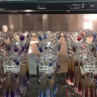 Lọ hoa thủy tinhdùng để cấm hoa trang trí phòng khách hoặc bàn thờ phật