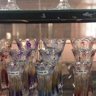 Lọ hoa thủy tinhdùng để cấm hoa trang trí phòng khách hoặc bàn thờ phật