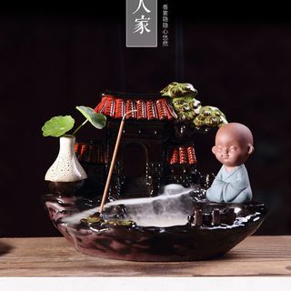 Thác khói trầm hương chú tiểu tọa thiền trên chùa