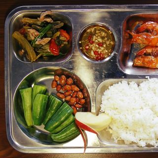Công ty cung cấp suất ăn công nghiệp HCM - Nguyên Khang Food