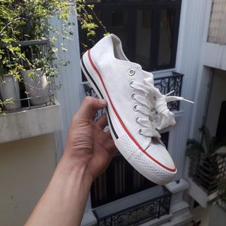 Giày nam nữ lộn xộn