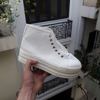 Giày nam nữ lộn xộn