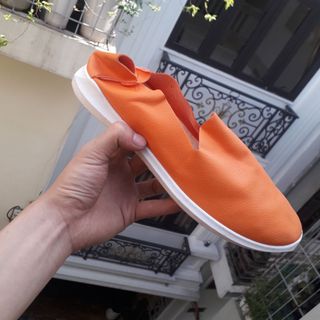 Giày nam nữ lộn xộn