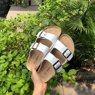 Giày sandal đế trấu 2 khóa màu trắng nam
