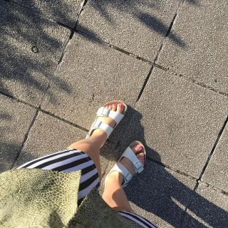 Giày sandal đế trấu 2 khóa màu trắng nữ