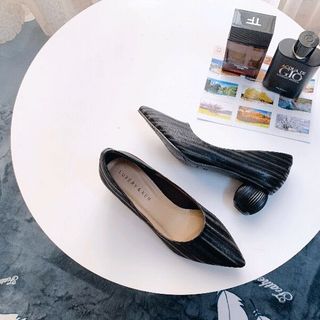 Giày bít gót cầu trẻ trung