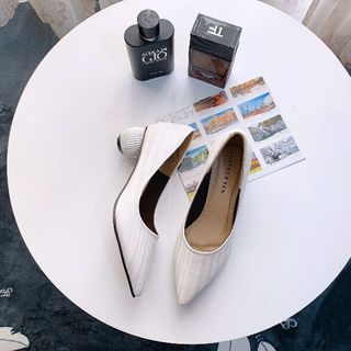 Giày bít gót cầu trẻ trung
