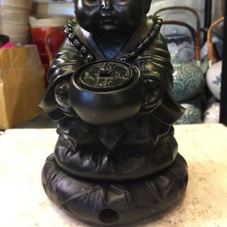 Chú tiểu đốt xong trầm