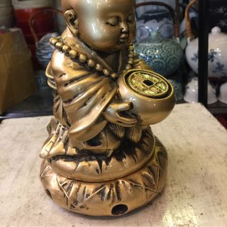 Chú tiểu đốt xong trầm