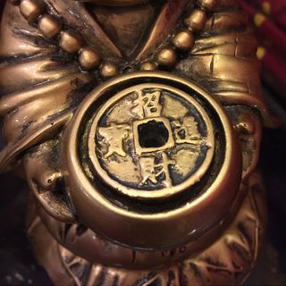 Chú tiểu đốt xong trầm
