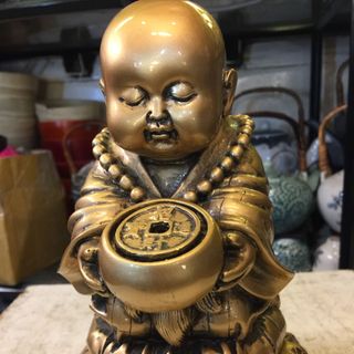 Chú tiểu đốt xong trầm
