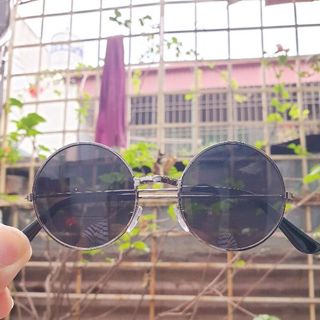 trẻ e mắt tròn thầy bói
