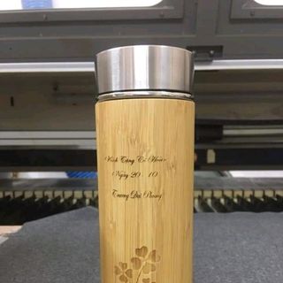 chai giữ nhiệt vỏ tre khắc logo