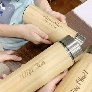 chai giữ nhiệt vỏ tre khắc logo