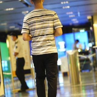 Áo Thun Nam Sọc Nâu In Chữ CELEB
