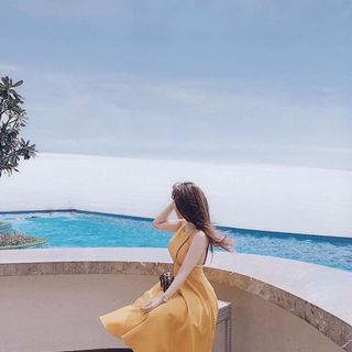 Đầm maxi vàng hở lưng