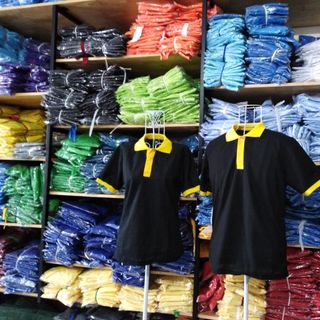 áo thun cá sấu màu đen cổ vàng