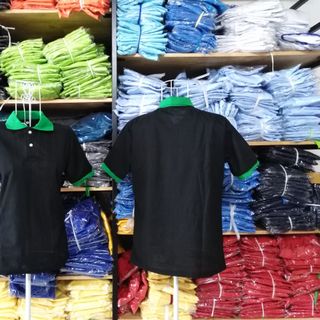 áo thun cá sấu đen cổ xanh lá