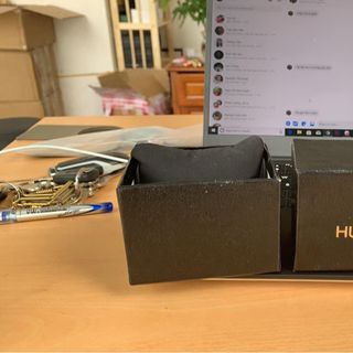 Hộp đựng đồng hồ có logo hãng