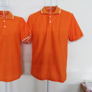 áo thun màu cam viền trắng