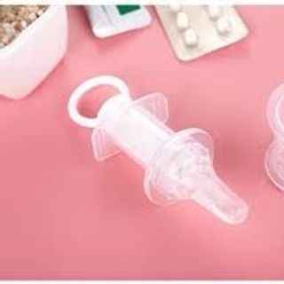 Xi lanh bơm thuốc cho bé