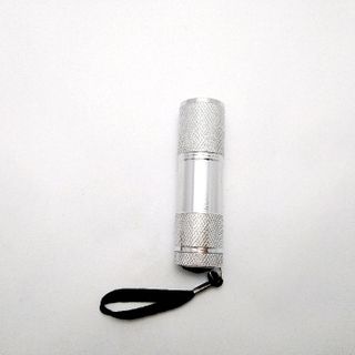 Đèn pin 9 led có thể soi tiền