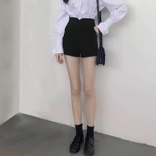 Quần short lưng cao chữ V