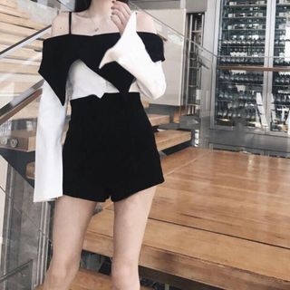 Quần short lưng cao chữ V