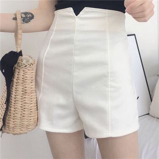 Quần short lưng cao chữ V