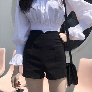 Quần short lưng cao chữ V