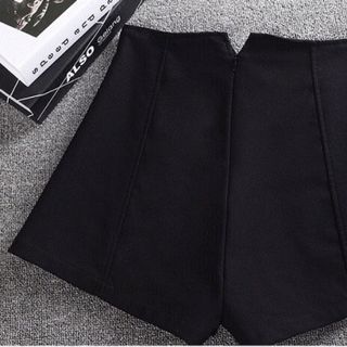 Quần short lưng cao chữ V