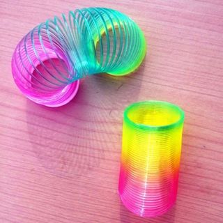 Đồ chơi lò xo chơi rất vui nha