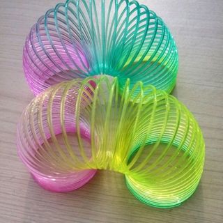 Đồ chơi lò xo chơi rất vui nha