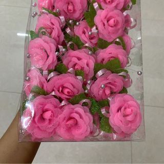 Bông hồng cài áo hai họ