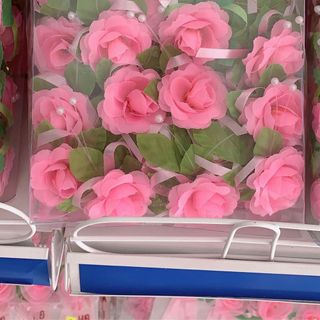 Bông hồng cài áo hai họ