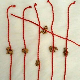 dây đỏ đeo tay kèm mặt