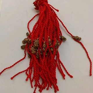 dây đỏ đeo tay kèm mặt