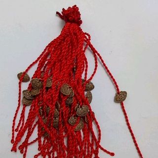 dây đỏ đeo tay kèm mặt