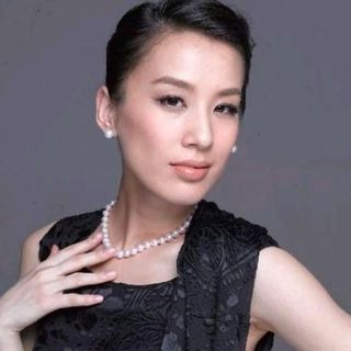 vòng cổ hạt trai 8mm cầm nặng tay